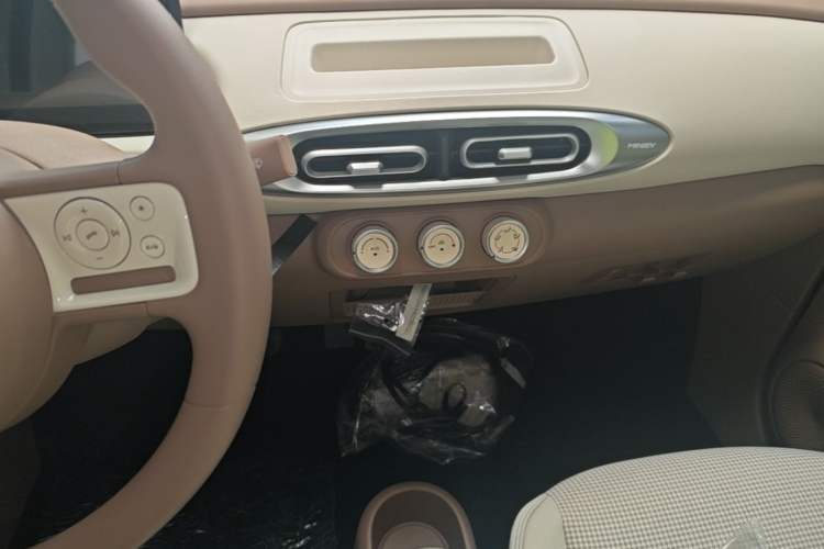 Used Wuling Hongguang MINIEV 2025 Four-Door Version Premium Edition Audio And AC Panel