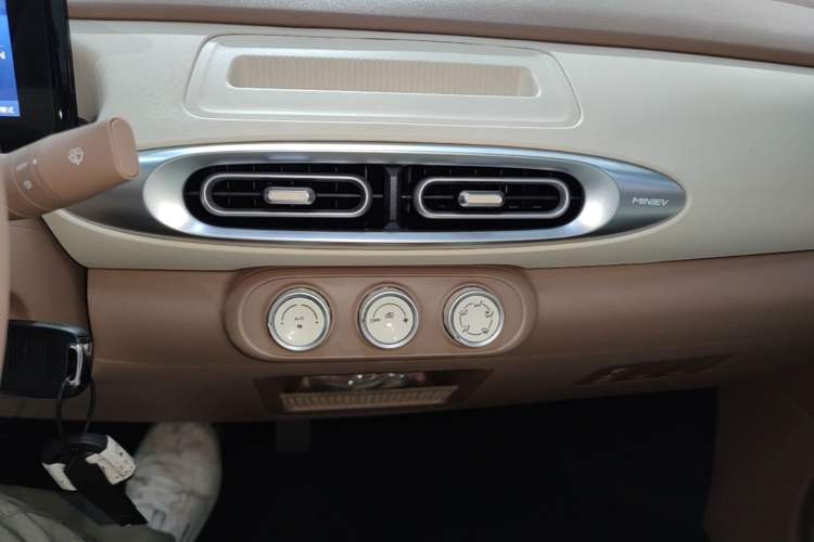 Used Wuling Hongguang MINIEV 2025 Four-Door Version Advanced Edition Audio And AC Panel