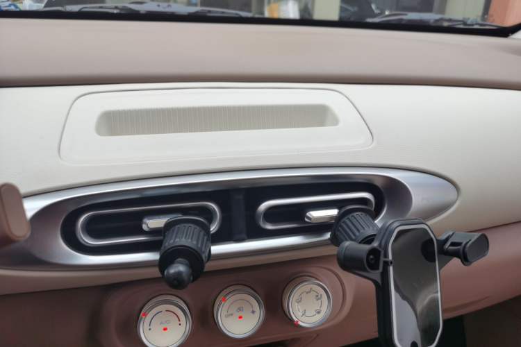Used Wuling Hongguang MINIEV 2025 Four-Door Version Advanced Edition Audio And AC Panel