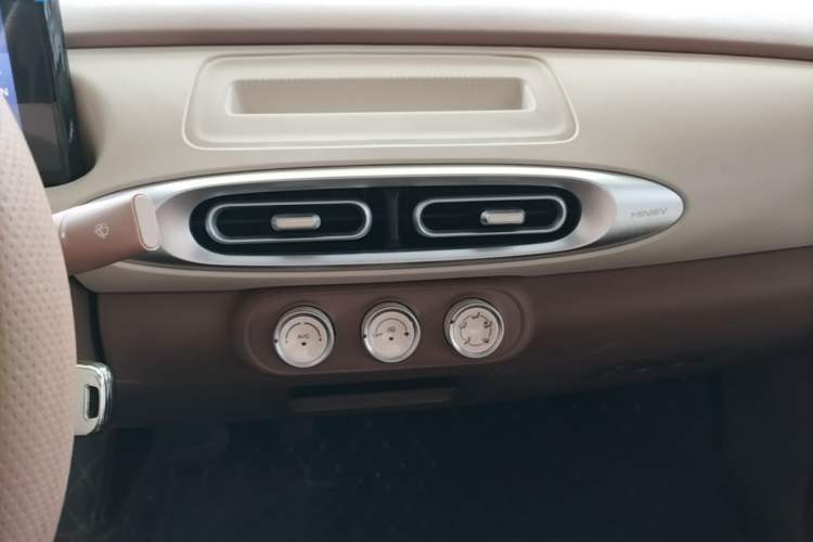 Used Wuling Hongguang MINIEV 2025 Four-Door Version Premium Edition Audio And AC Panel