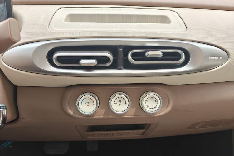 Used Wuling Hongguang MINIEV 2025 Four-Door Version Advanced Edition Audio And AC Panel