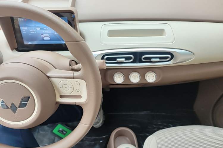 Used Wuling Hongguang MINIEV 2025 Four-Door Version Advanced Edition Audio And AC Panel