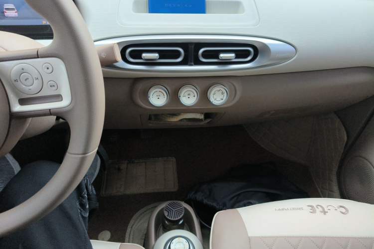 Used Wuling Hongguang MINIEV 2025 Four-Door Version Advanced Edition Audio And AC Panel