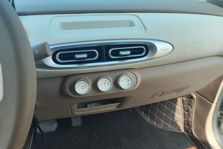 Used Wuling Hongguang MINIEV 2025 Four-Door Version Advanced Edition Audio And AC Panel