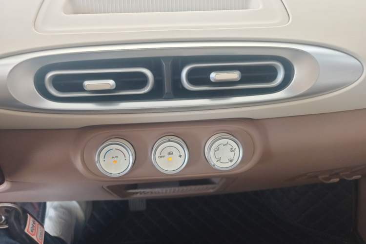 Used Wuling Hongguang MINIEV 2025 Four-Door Version Advanced Edition Audio And AC Panel