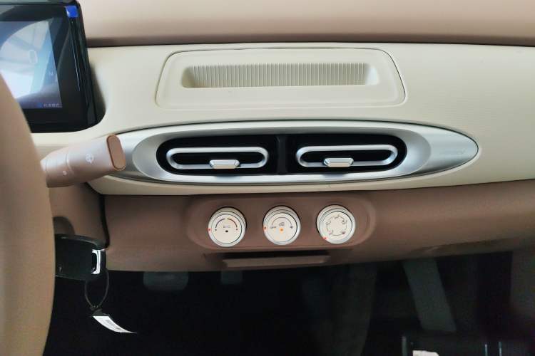 Used Wuling Hongguang MINIEV 2025 Four-Door Version Advanced Edition Audio And AC Panel