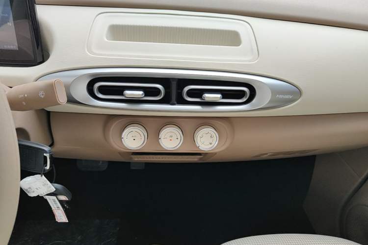Used Wuling Hongguang MINIEV 2025 Four-Door Version Advanced Edition Audio And AC Panel
