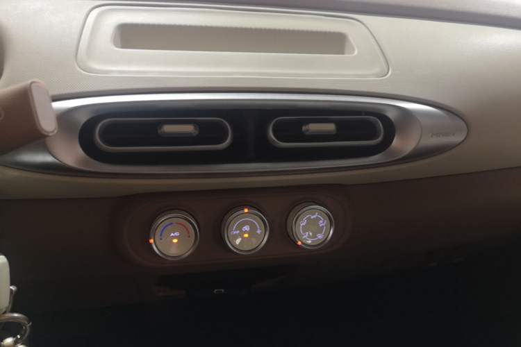 Used Wuling Hongguang MINIEV 2025 Four-Door Version Advanced Edition Audio And AC Panel
