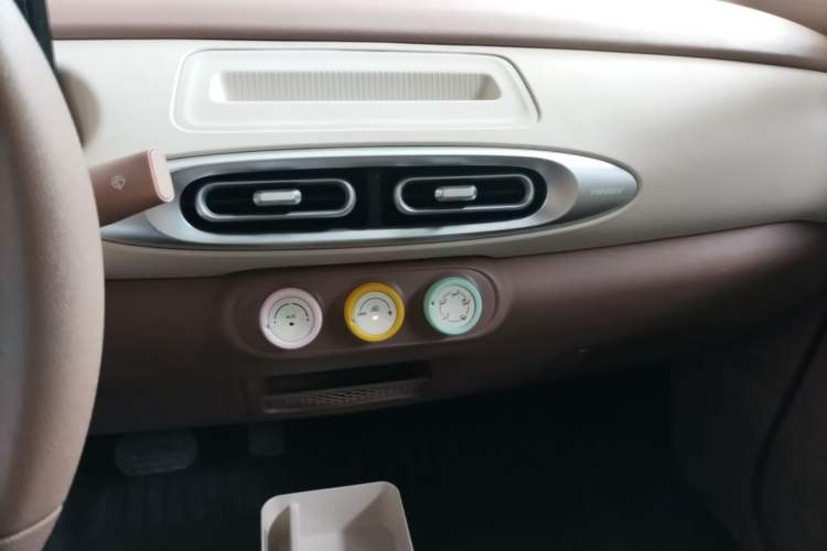 Used Wuling Hongguang MINIEV 2025 Four-Door Version Advanced Edition Audio And AC Panel