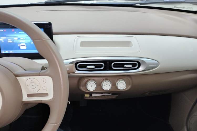 Used Wuling Hongguang MINIEV 2025 Four-Door Version Advanced Edition Audio And AC Panel
