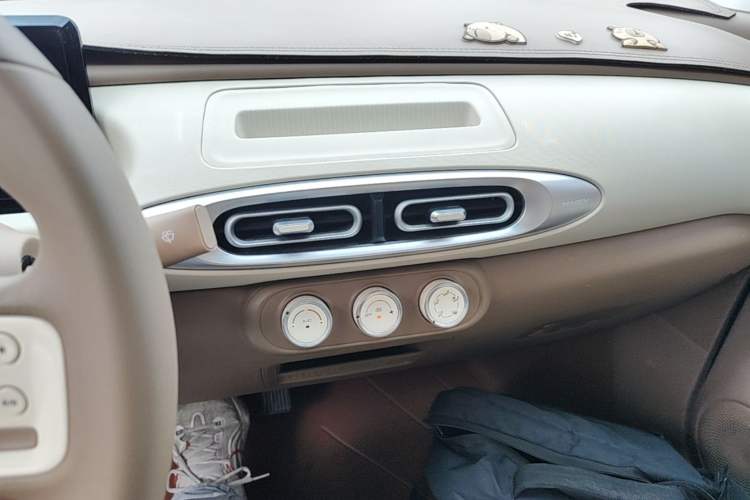 Used Wuling Hongguang MINIEV 2025 Four-Door Version Advanced Edition Audio And AC Panel
