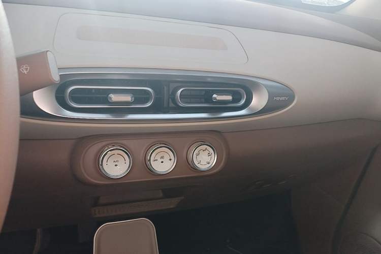 Used Wuling Hongguang MINIEV 2025 Four-Door Version Advanced Edition Audio And AC Panel