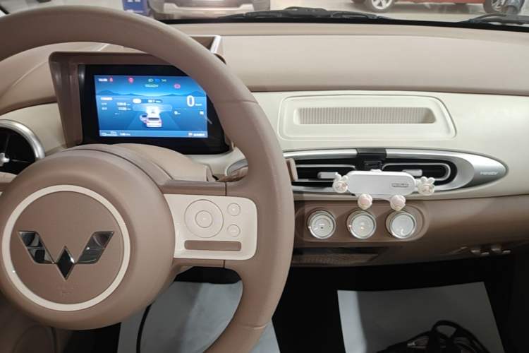 Used Wuling Hongguang MINIEV 2025 Four-Door Version Advanced Edition Audio And AC Panel