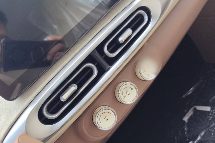 Used Wuling Hongguang MINIEV 2025 Four-Door Version Advanced Edition Audio And AC Panel