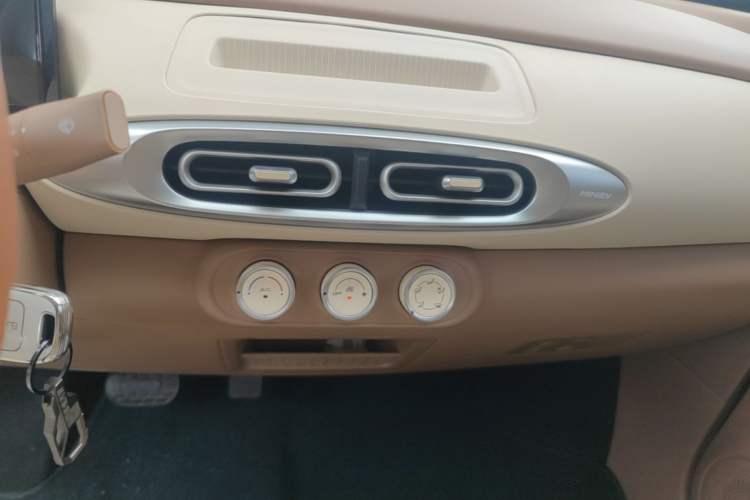 Used Wuling Hongguang MINIEV 2025 Four-Door Version Advanced Edition Audio And AC Panel