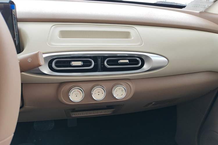 Used Wuling Hongguang MINIEV 2025 Four-Door Version Advanced Edition Audio And AC Panel