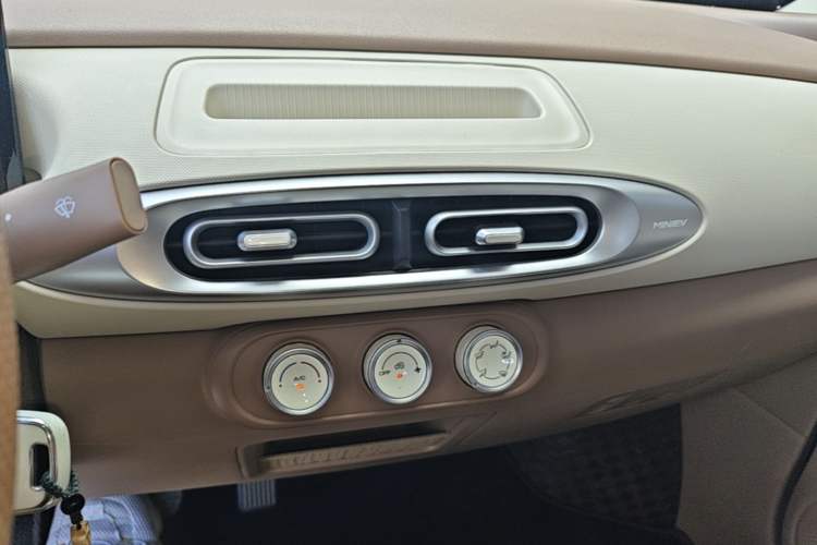Used Wuling Hongguang MINIEV 2025 Four-Door Version Advanced Edition Audio And AC Panel