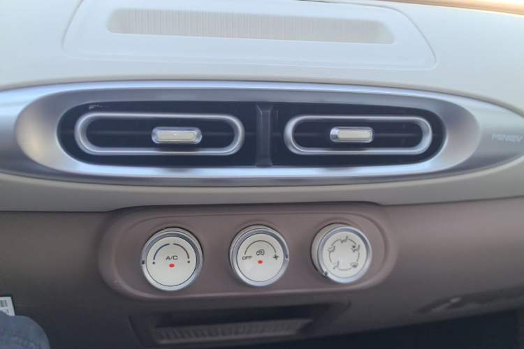 Used Wuling Hongguang MINIEV 2025 Four-Door Version Advanced Edition Audio And AC Panel