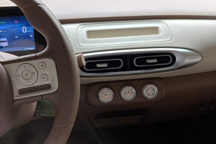 Used Wuling Hongguang MINIEV 2025 Four-Door Version Advanced Edition Audio And AC Panel