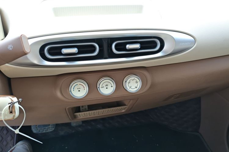 Used Wuling Hongguang MINIEV 2025 Four-Door Version Advanced Edition Audio And AC Panel