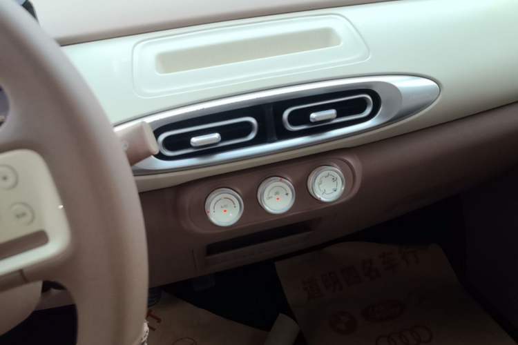 Used Wuling Hongguang MINIEV 2025 Four-Door Version Advanced Edition Audio And AC Panel