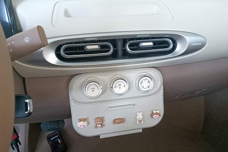 Used Wuling Hongguang MINIEV 2025 Four-Door Version Advanced Edition Audio And AC Panel
