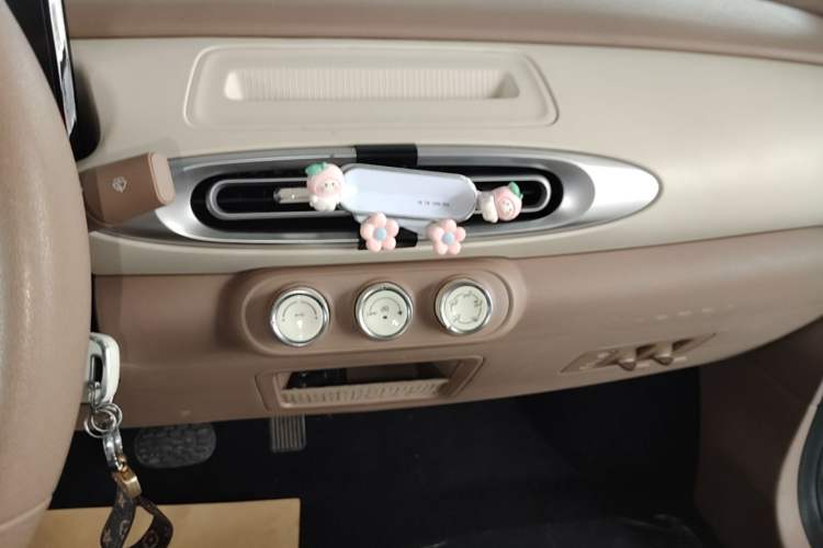 Used Wuling Hongguang MINIEV 2025 Four-Door Version Advanced Edition Audio And AC Panel