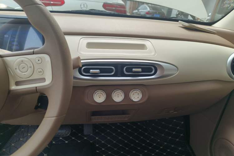 Used Wuling Hongguang MINIEV 2025 Four-Door Version Advanced Edition Audio And AC Panel