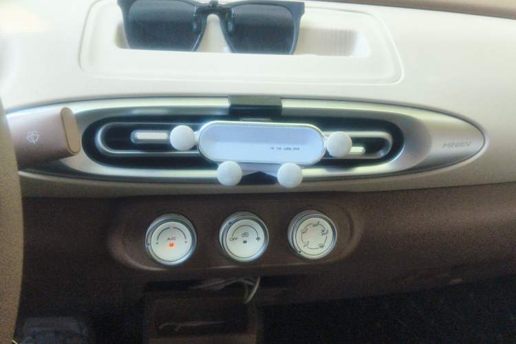 Used Wuling Hongguang MINIEV 2025 Four-Door Version Advanced Edition Audio And AC Panel