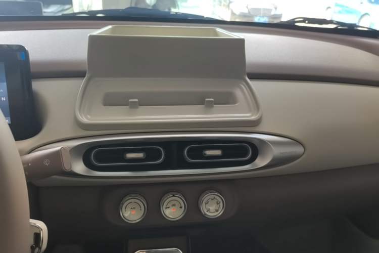 Used Wuling Hongguang MINIEV 2025 Four-Door Version Advanced Edition Audio And AC Panel