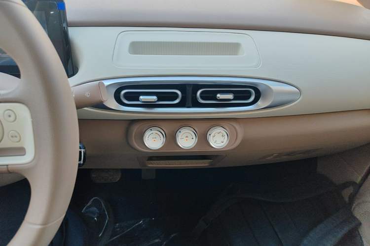 Used Wuling Hongguang MINIEV 2025 Four-Door Version Advanced Edition Audio And AC Panel