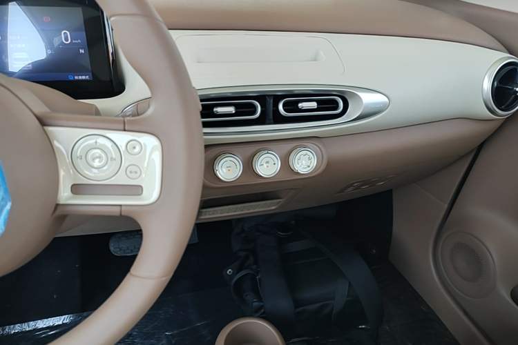 Used Wuling Hongguang MINIEV 2025 Four-Door Version Advanced Edition Audio And AC Panel