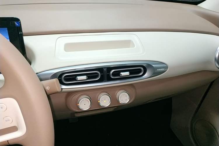 Used Wuling Hongguang MINIEV 2025 Four-Door Version Advanced Edition Audio And AC Panel