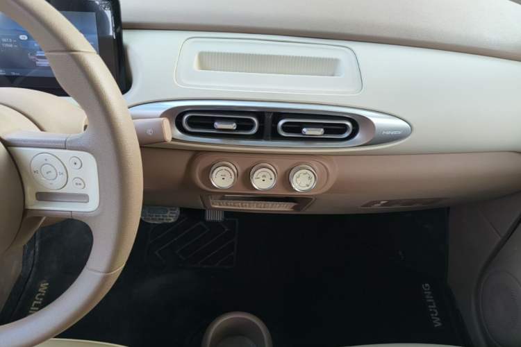 Used Wuling Hongguang MINIEV 2025 Four-Door Version Advanced Edition Audio And AC Panel