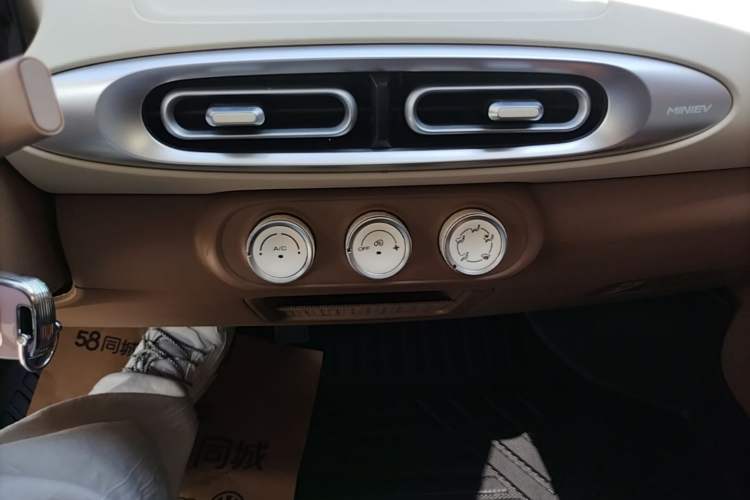 Used Wuling Hongguang MINIEV 2025 Four-Door Version Advanced Edition Audio And AC Panel