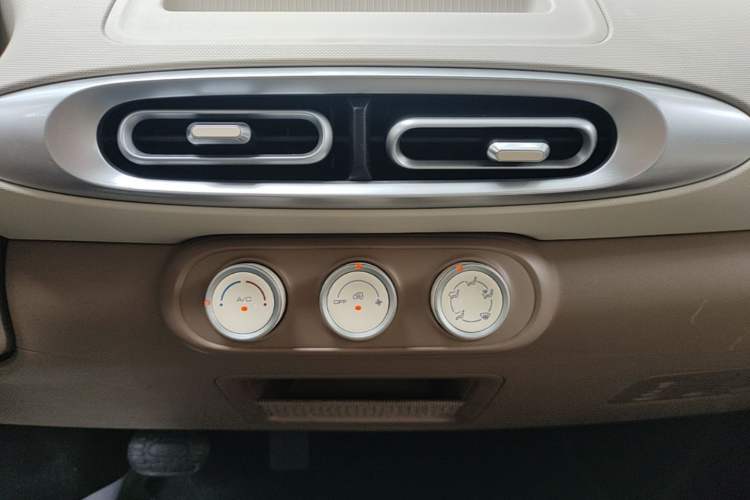 Used Wuling Hongguang MINIEV 2025 Four-Door Version Advanced Edition Audio And AC Panel