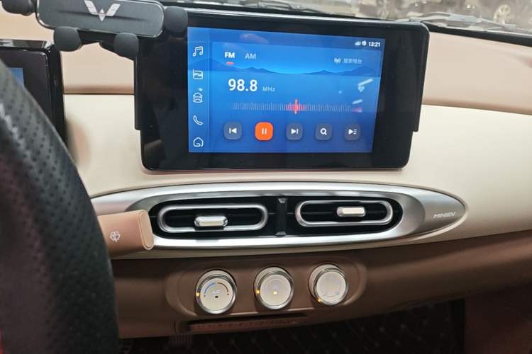 Used Wuling Hongguang MINIEV 2025 Four-Door Version Zhenxiang+ Edition Audio And AC Panel