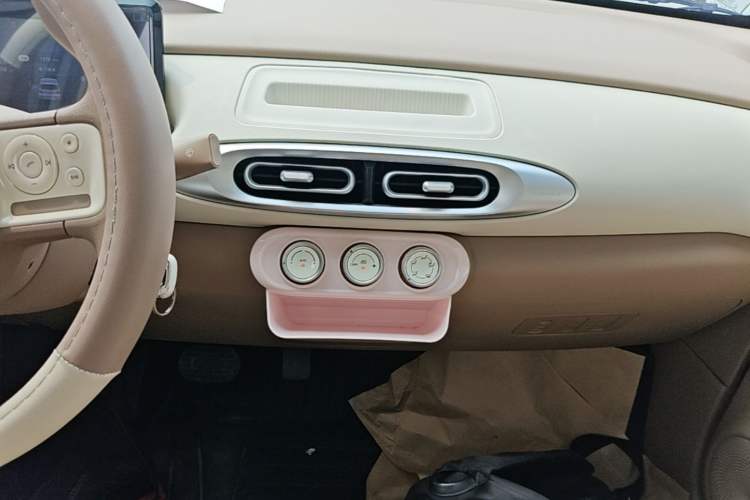 Used Wuling Hongguang MINIEV 2025 Four-Door Version Advanced Edition Audio And AC Panel