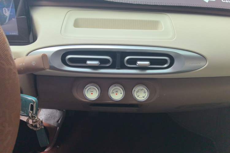 Used Wuling Hongguang MINIEV 2025 Four-Door Version Advanced Edition Audio And AC Panel