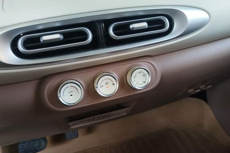 Used Wuling Hongguang MINIEV 2025 Four-Door Version Advanced Edition Audio And AC Panel