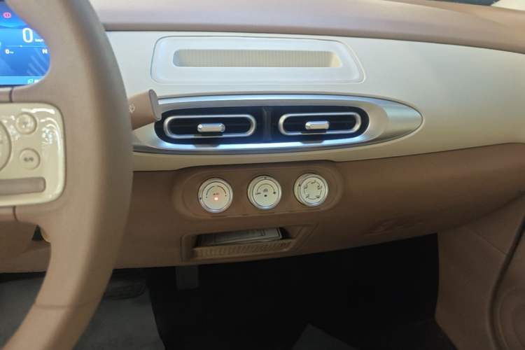 Used Wuling Hongguang MINIEV 2025 Four-Door Version Advanced Edition Audio And AC Panel
