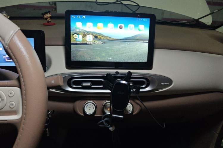 Used Wuling Hongguang MINIEV 2025 Four-Door Version Advanced Edition Audio And AC Panel