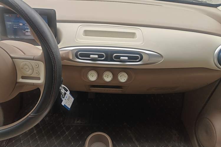 Used Wuling Hongguang MINIEV 2025 Four-Door Version Advanced Edition Audio And AC Panel