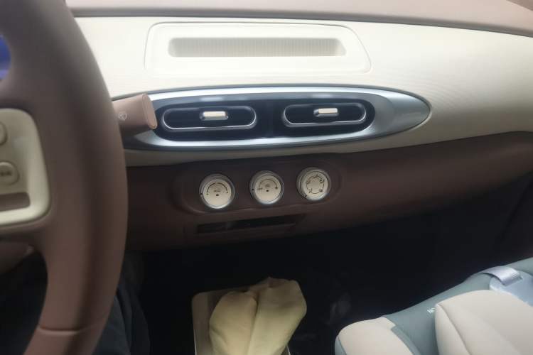 Used Wuling Hongguang MINIEV 2025 Four-Door Version Premium Edition Audio And AC Panel