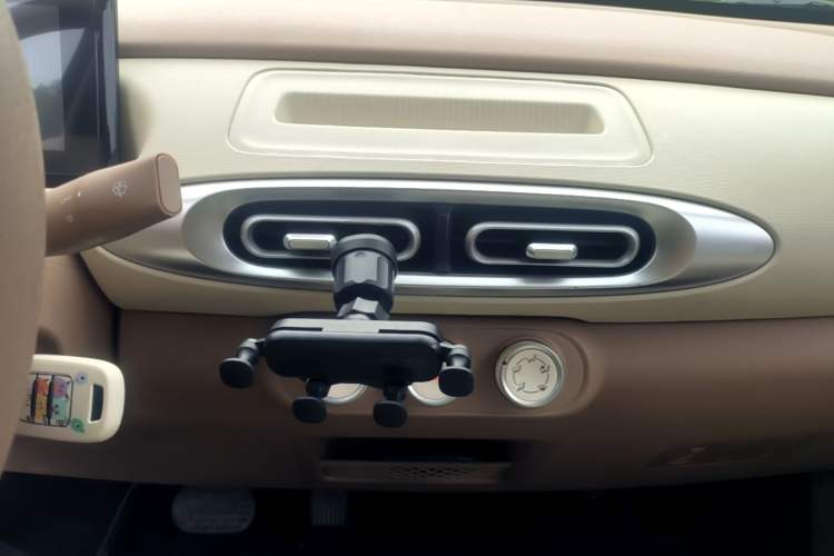 Used Wuling Hongguang MINIEV 2025 Four-Door Version Advanced Edition Audio And AC Panel