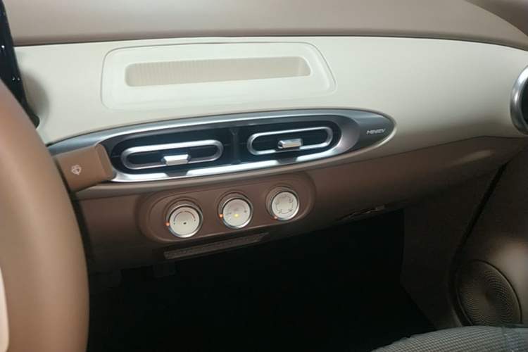 Used Wuling Hongguang MINIEV 2025 Four-Door Version Advanced Edition Audio And AC Panel