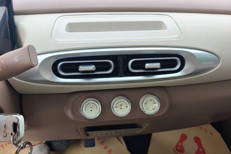 Used Wuling Hongguang MINIEV 2025 Four-Door Version Advanced Edition Audio And AC Panel