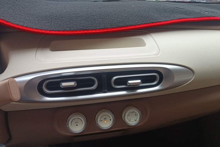 Used Wuling Hongguang MINIEV 2025 Four-Door Version Advanced Edition Audio And AC Panel