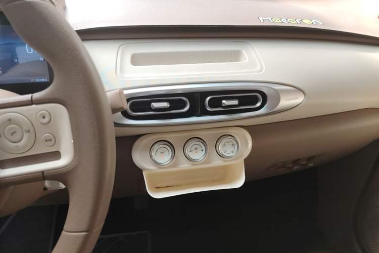 Used Wuling Hongguang MINIEV 2025 Four-Door Version Advanced Edition Audio And AC Panel