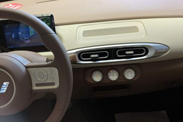 Used Wuling Hongguang MINIEV 2025 Four-Door Version Advanced Edition Audio And AC Panel
